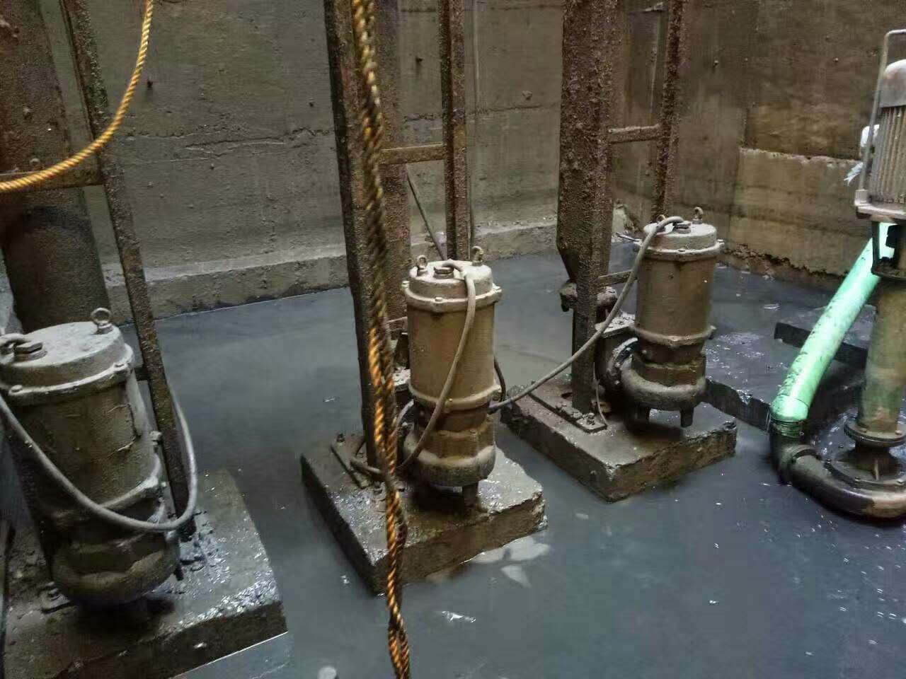 石峰污水池清理