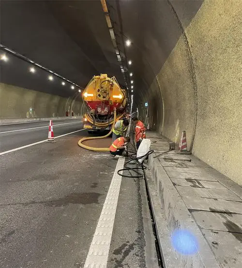 石峰隧道排水渠清淤